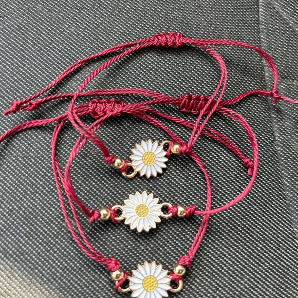Daisy Charm Red Bracelet NWOT - Picture 1 of 1